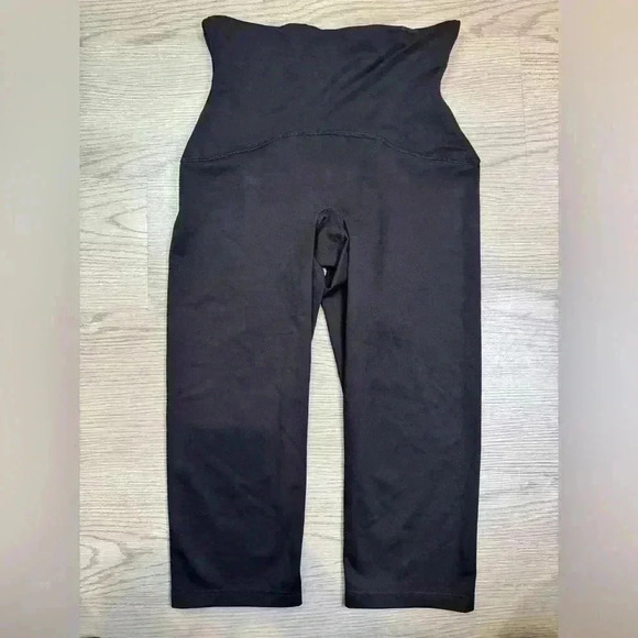 SPANX Active Knee-Length Black Leggings SizeS. - Picture 2 of 5